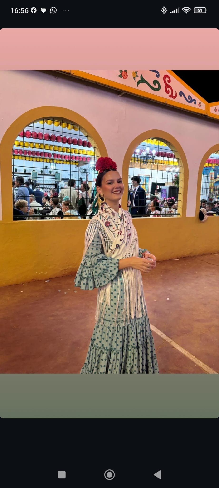 Traje de flamenca en tonos verdes con lunares y mantoncillo